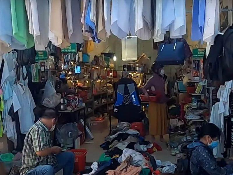 Các mặt hàng đồ si tại chợ Hoàng Hoa Thám