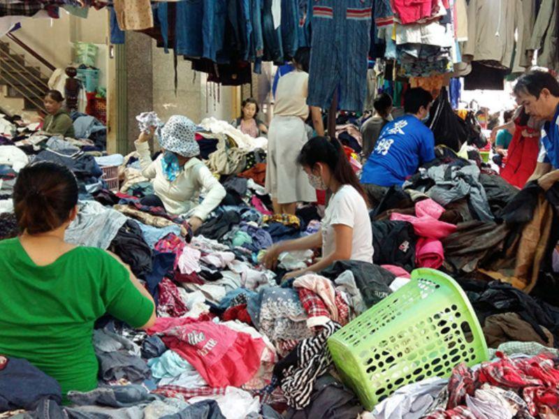 Mua sắm tại chợ hàng thùng Đông Tác