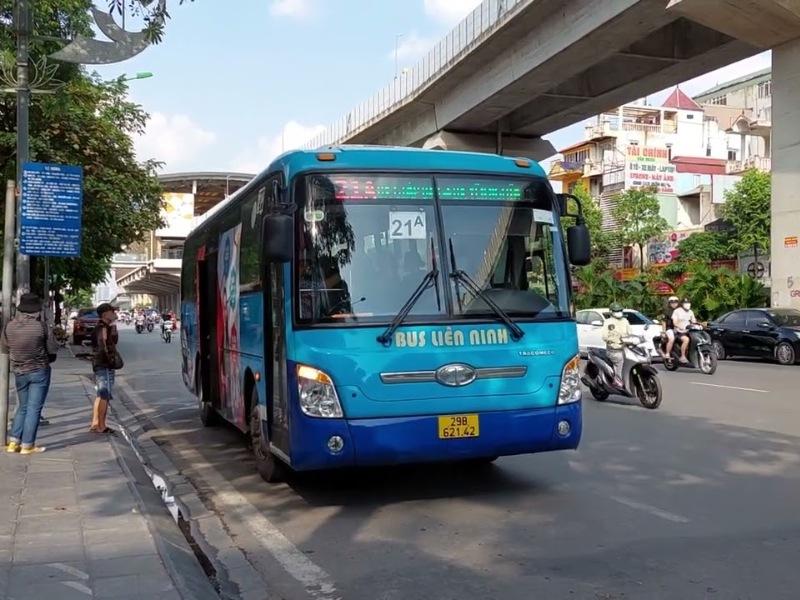 Xe bus đi qua chợ Đông Tác