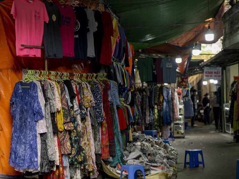 Quần áo tại chợ hàng thùng Đông Tác