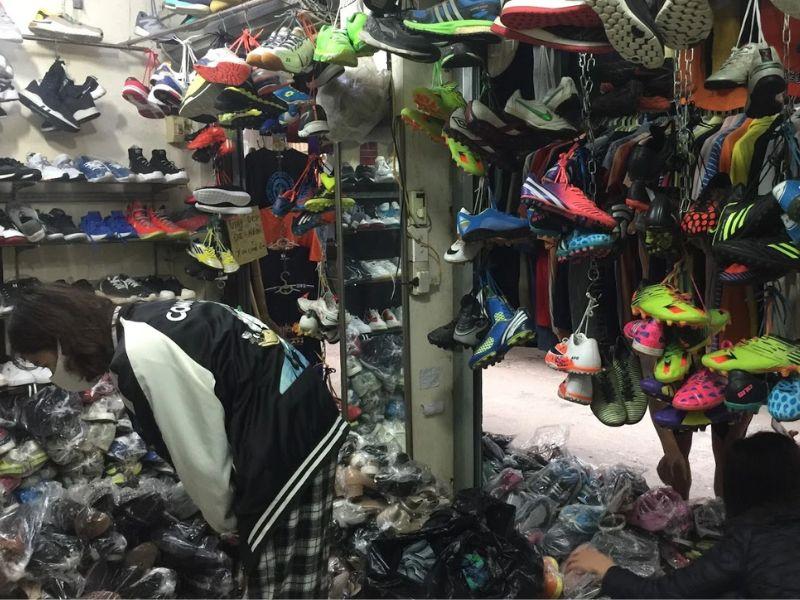 Phụ kiện tại chợ hàng thùng Đông Tác