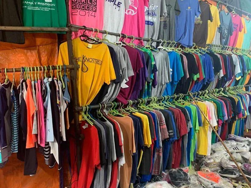 Áo quần tại chợ Đông Tác