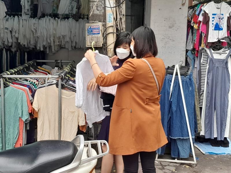 Kiểm tra chi tiết quần áo