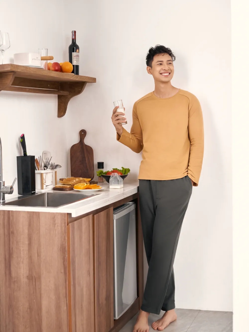 Áo vàng phối quần